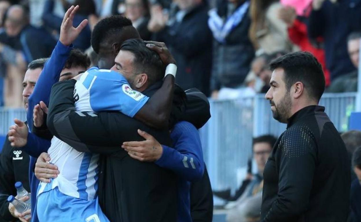 Lago Junior es abrazado tras marcar el gol ante el Burgos el sábado. 