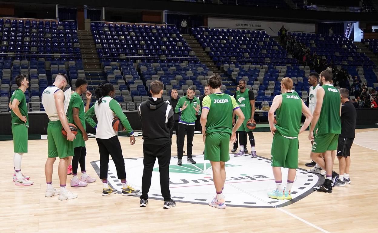 Los jugadores del Unicaja atienden las explicaciones de Ibon Navarro en un entrenamiento de esta semana.