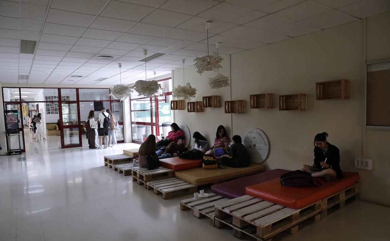 Estudiantes, en una de las zonas de descanso de la Facultad de Ciencias de la Comuicación. 