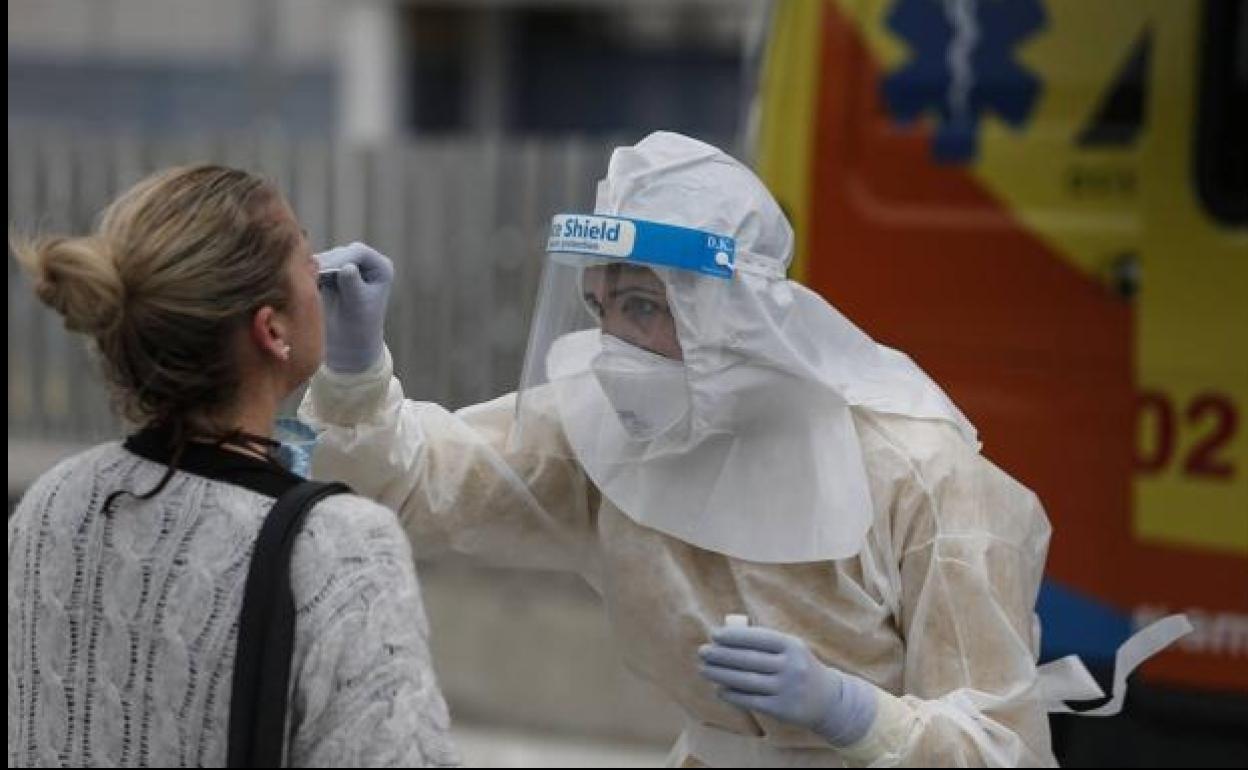 Andalucía baja de mil positivos, pero duplica las muertes en una semana hasta 58