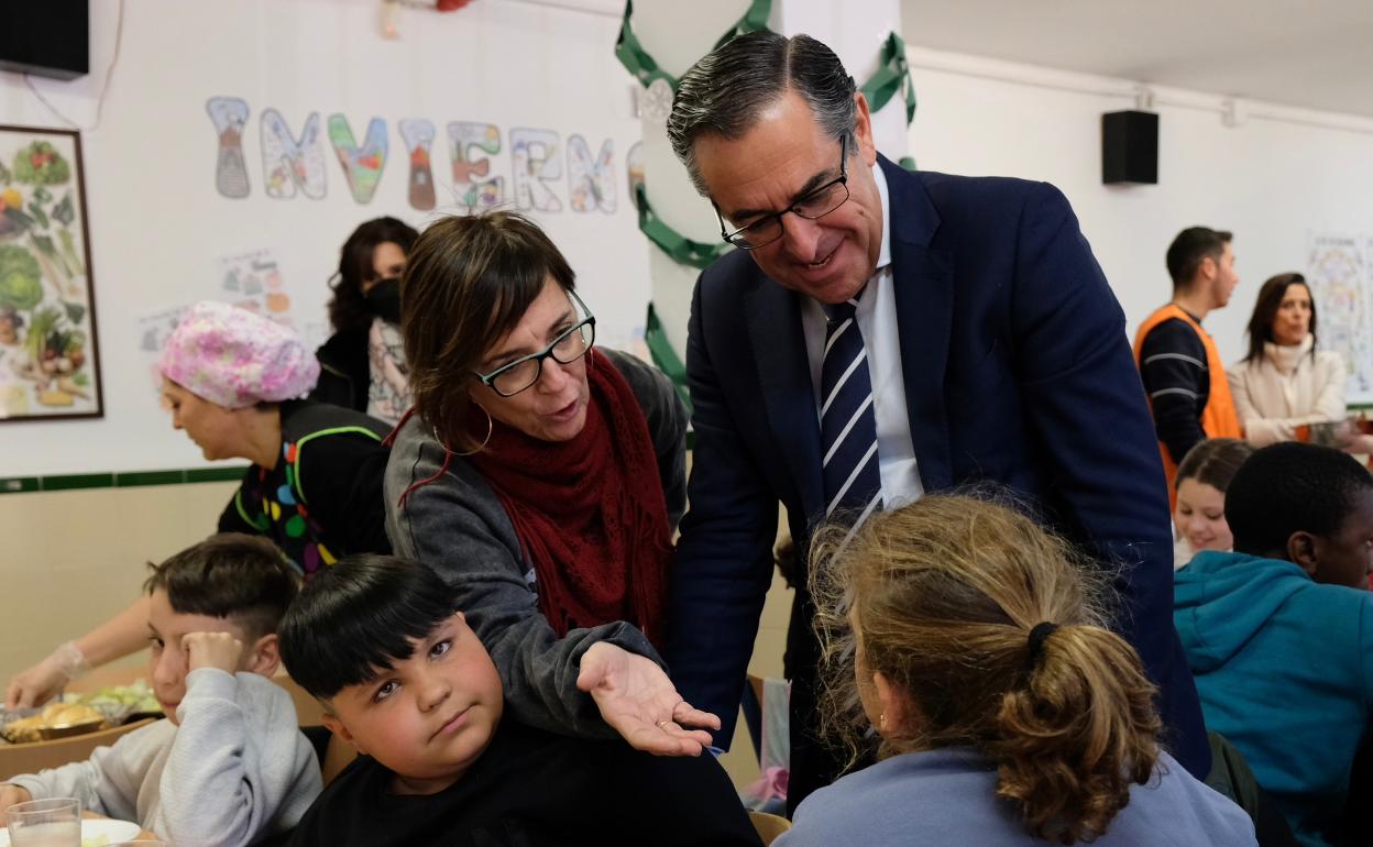 El delegado de Educación, Miguel Briones, este martes en su visita al colegio veleño. 