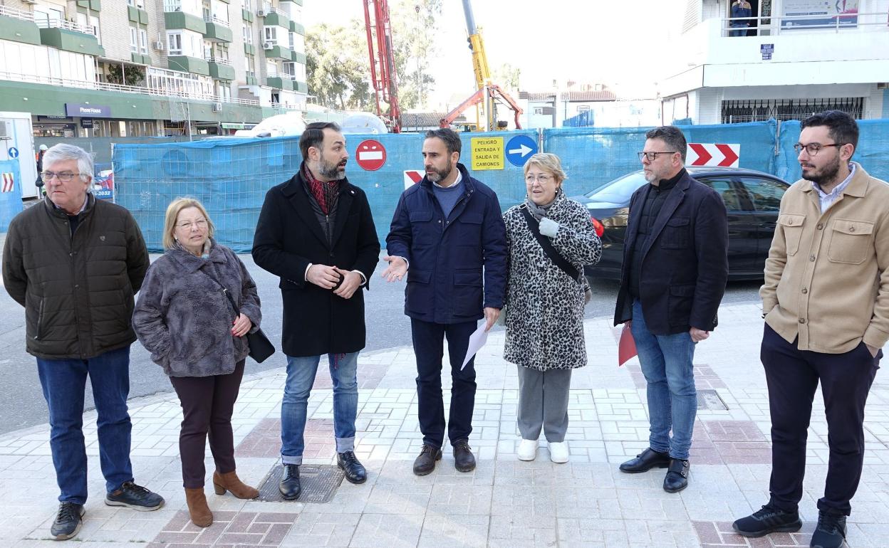 El portavoz socialista, Dani Pérez, delante de los aparcamientos de Smassa en Echeverría del Palo, junto a otros miembros del grupo municipal.