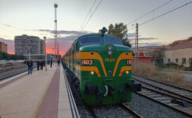 El convoy, fabricado por American Locomotive Company (ALCo) en los años 60, ha sido fletado por un grupo de apasionados del ferrocarril. 