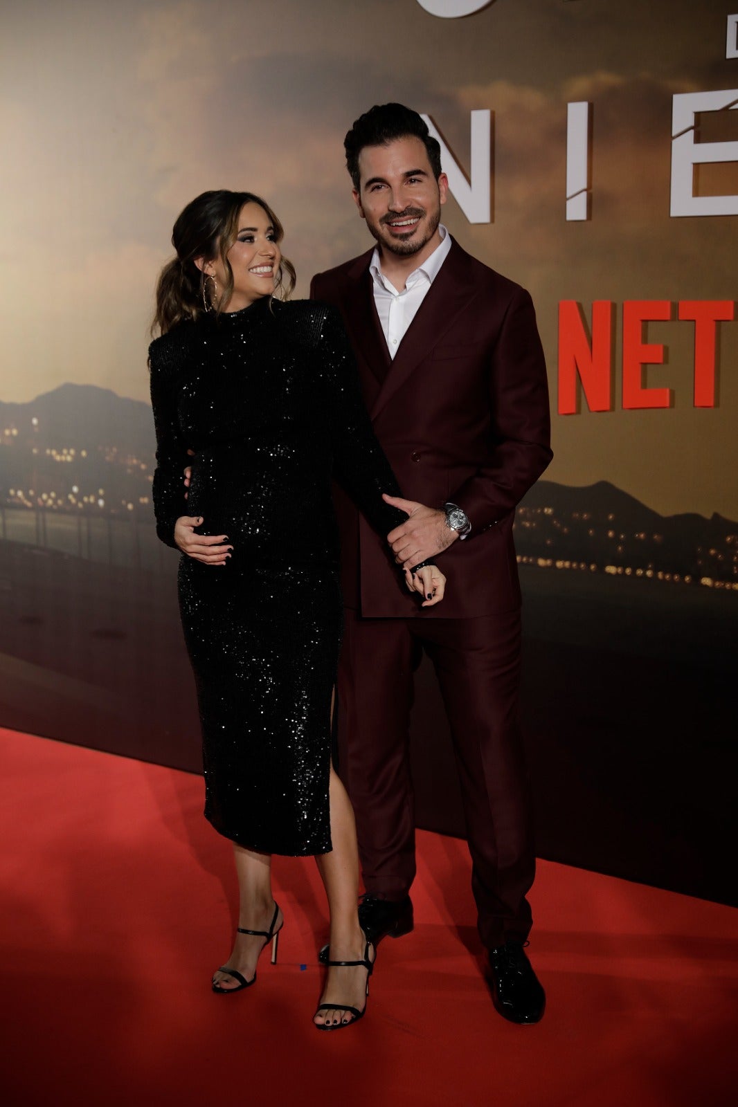 La serie de Netflix 'La chica de nieve' se estrena este prócimo viernes 27 en la popular plataforma, pero primero se ha preestrenado en Málaga, en un evento al que acuden sus principales actores