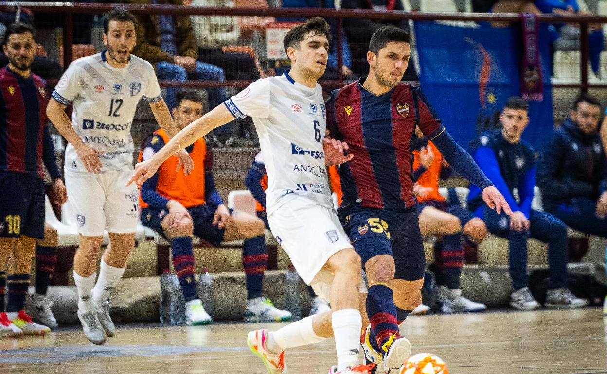 Pablo Ordóñez busca un balón ante un rival del Levante. 