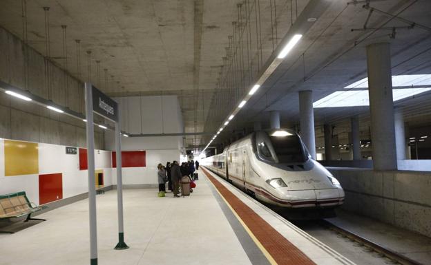 Imagen principal - La estación de Antequera reabre después de ocho años con paradas diarias de 22 trenes