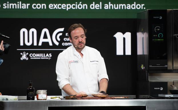 Rodrigo Castelo, durante el cocinado. 