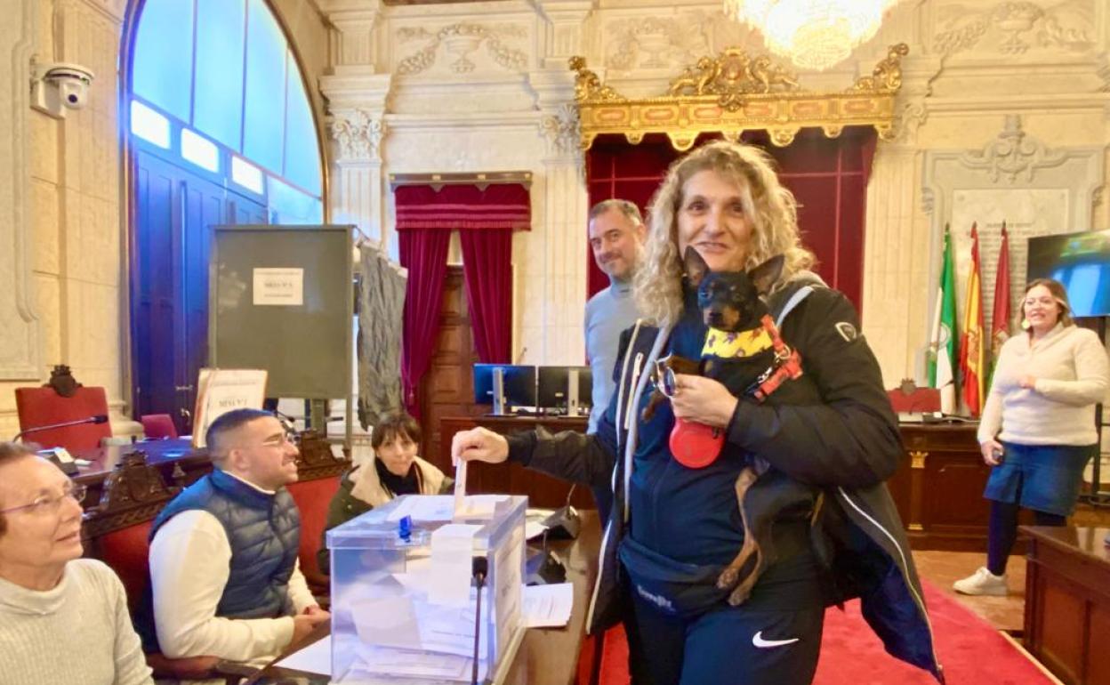 Eva Martínez fue a votar con su perro. 