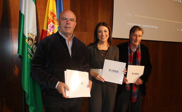 Por la izquierda, Peralta, Fernáncez y Machuca Santa-Cruz. 