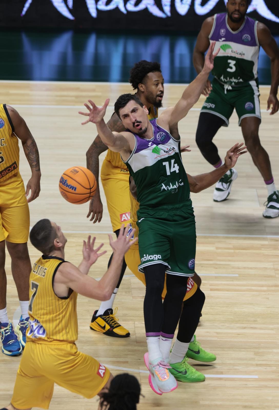 El Unicaja pasa la primera prueba del Top-16