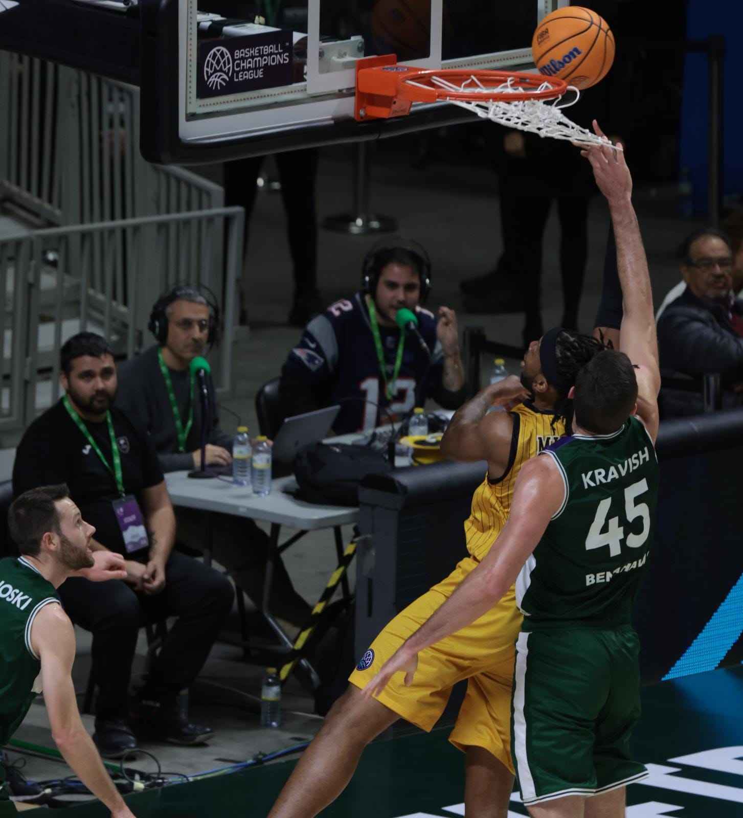 El Unicaja pasa la primera prueba del Top-16