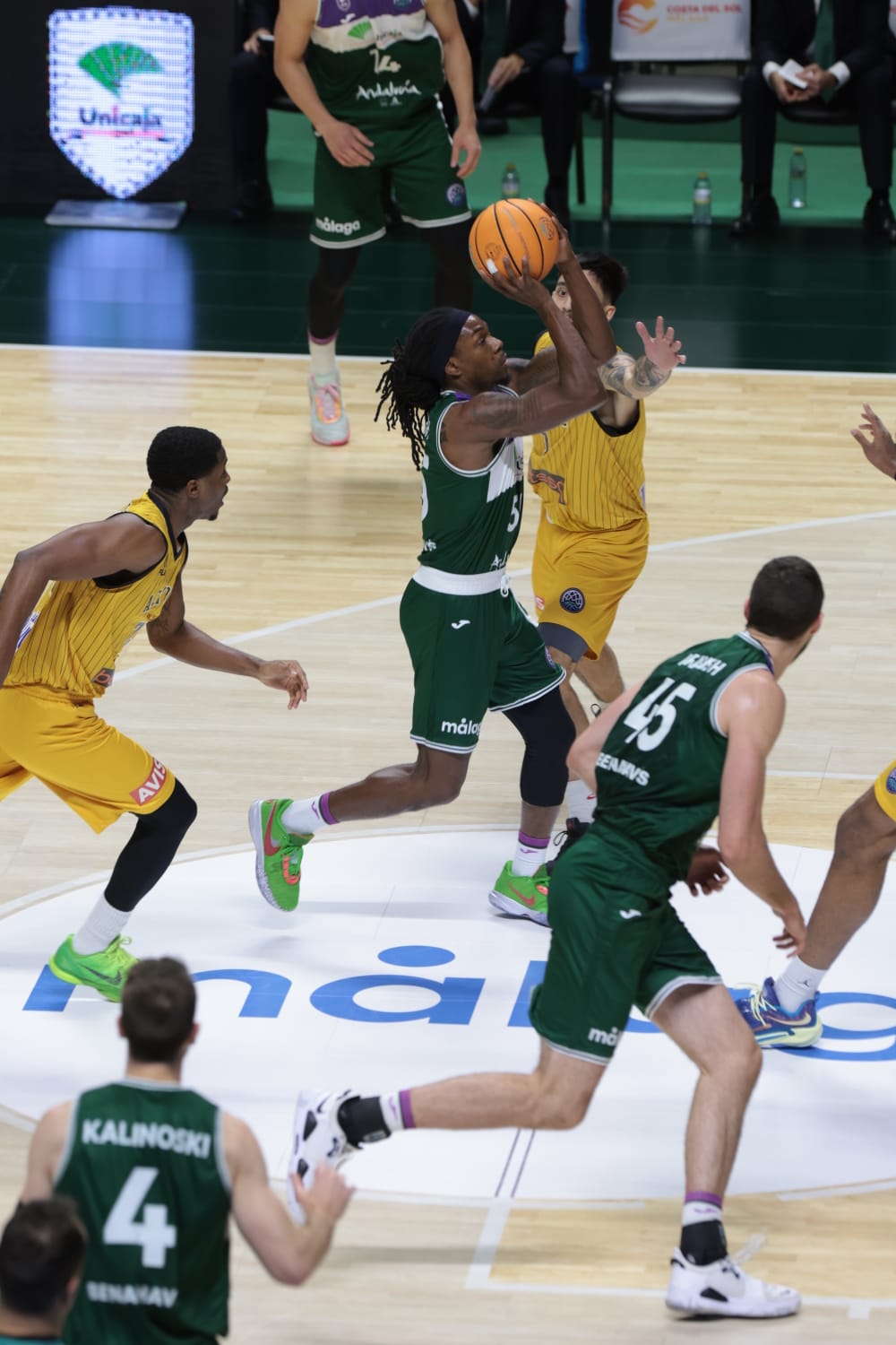 El Unicaja pasa la primera prueba del Top-16