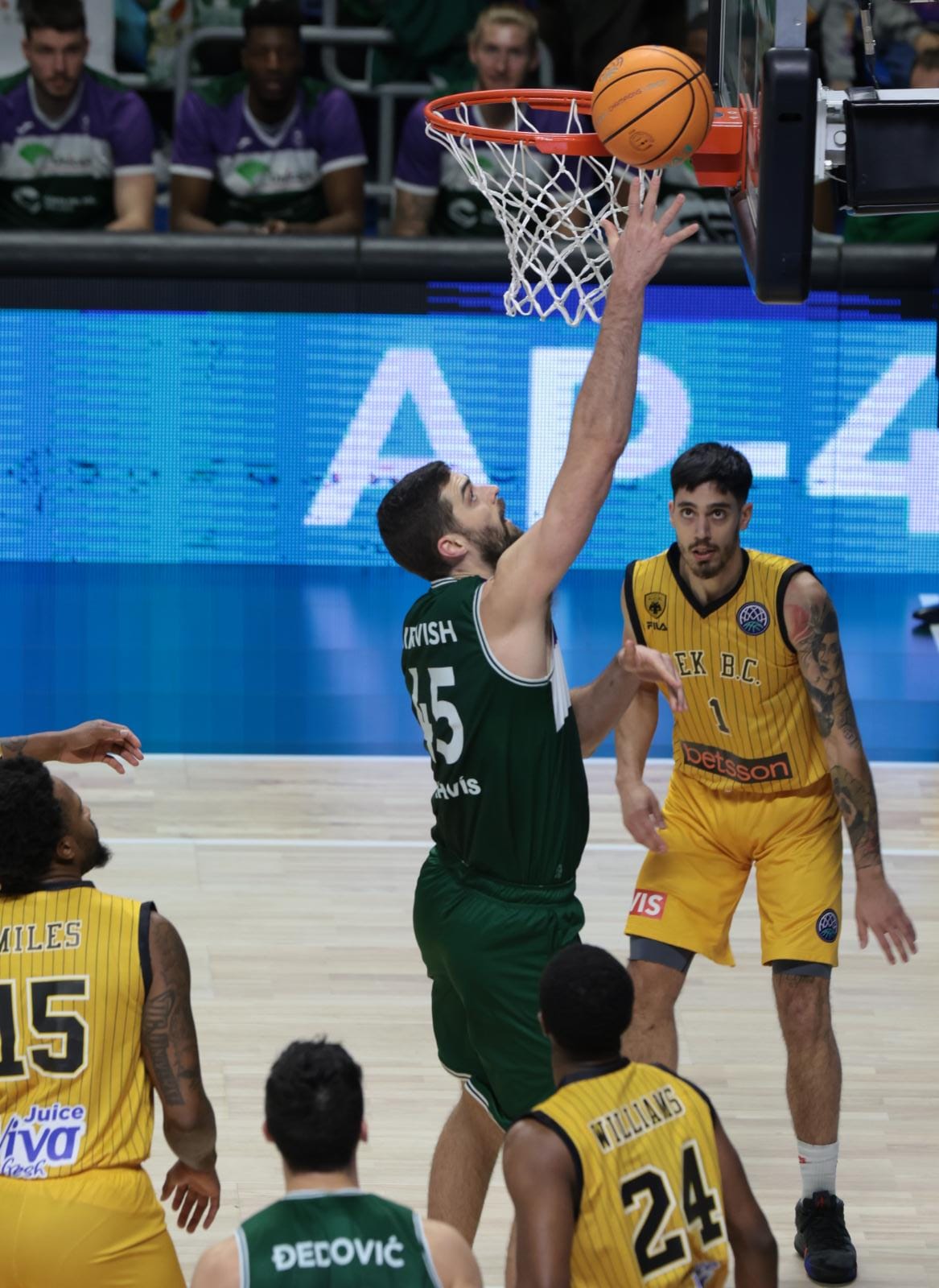 El Unicaja pasa la primera prueba del Top-16