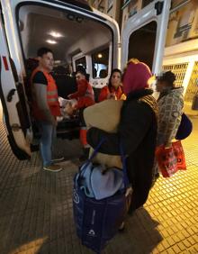 Imagen secundaria 2 - Distintas escenas de las ayudas de los voluntarios a gente en situación de calle. 