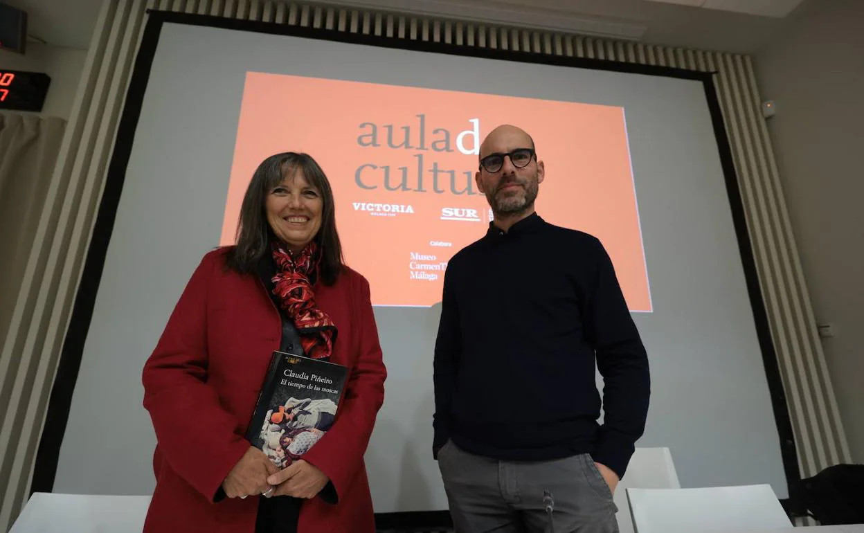 Claudia Piñeiro, junto a Javier López, antes de comenzar ayer una nueva jornada del Aula de Cultura en el Museo Carmen Thyssen. 