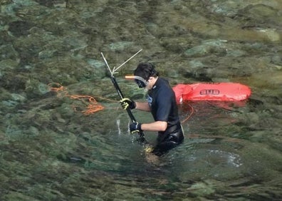 Imagen secundaria 1 - Tres imágenes de pescadores furtivos captadas este miércoles por GENA en el paraje de los acantilados de Maro. 