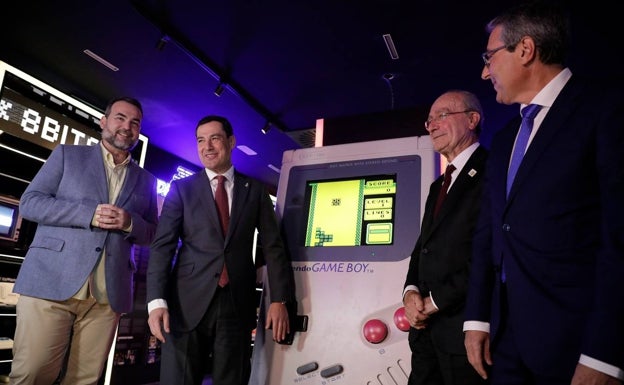 Javier Ramos, Juanma Moreno, Francisco de la Torre y Francisco Salado, junto a una Game Boy gigante. 