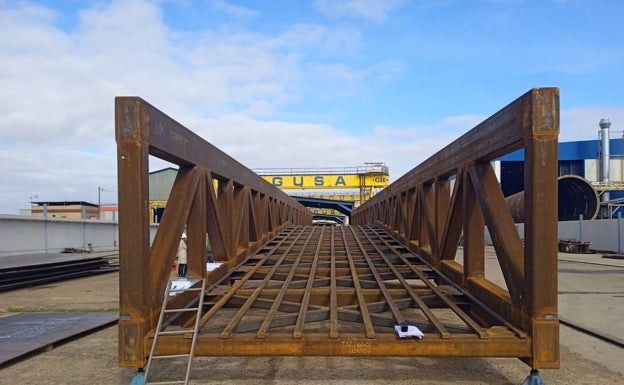 Acceso al puente por uno de los extremos. El pavimento se realizará 'in situ' cuando esté colocado sobre el cauce del Guadalmedina. 