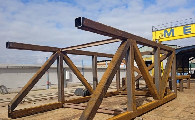 Estructura (tumbada) del torreón de unos 12 metros que coronará el puente en su extremo occidental. 