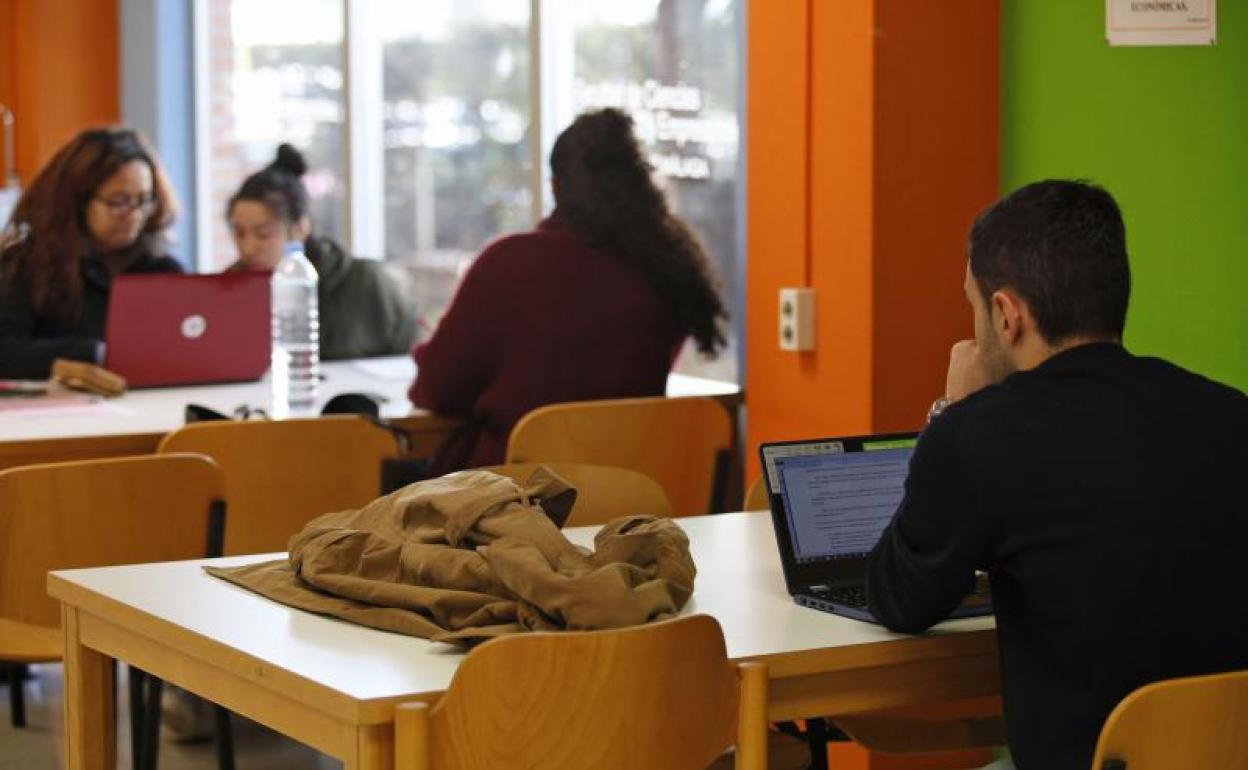 Estudiantes, en la Facultad de Ciencias Económicas y Empresariales de la UMA. 