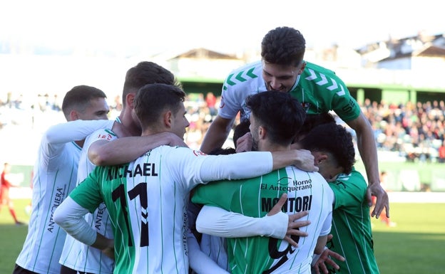 Los jugadores del Antequera celebran un gol. 