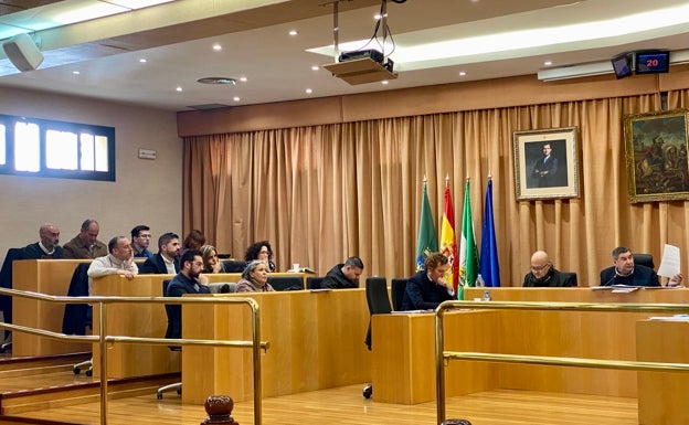 Imagen de la bancada del equipo de gobierno bipartito en el pleno de este viernes en Vélez-Málaga. 