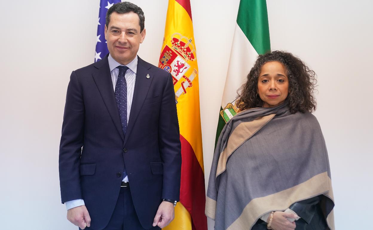El presidente de la Junta, Juanma Moreno, y la embajadora de EEUU en España, Julissa Reynoso