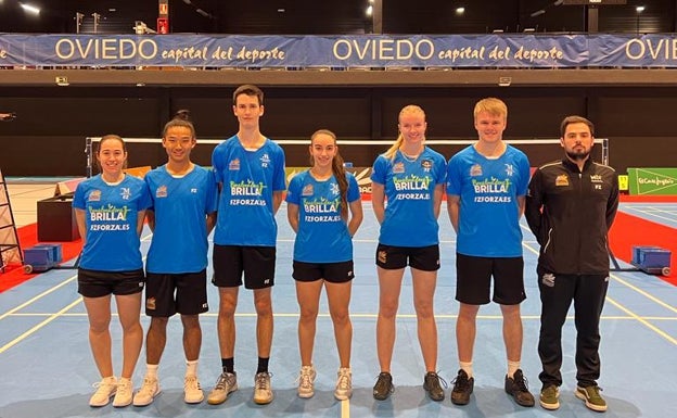 El equipo del Bádminton Benalmádena en Oviedo este sábado. 