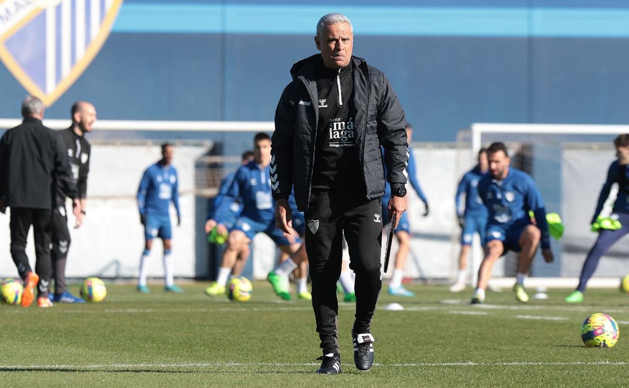 El técnico del Málaga, Sergio Pellicer, durante un entrenamiento en el Anexo de La Rosaleda esta semana.