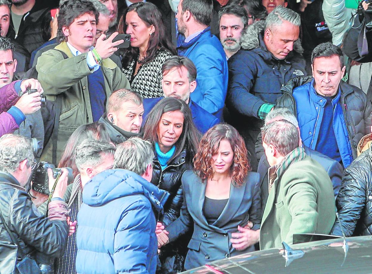 Isabel Díaz Ayuso recibió el título de alumna ilustre rodeada de polémica. ep