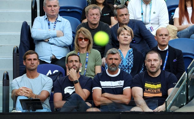 Marko Djokovic, Gómez Herrera y Goran Ivanisevic, los entrenadores de Novak Djokovic, en otro encuentro del Abierto de Australia. 