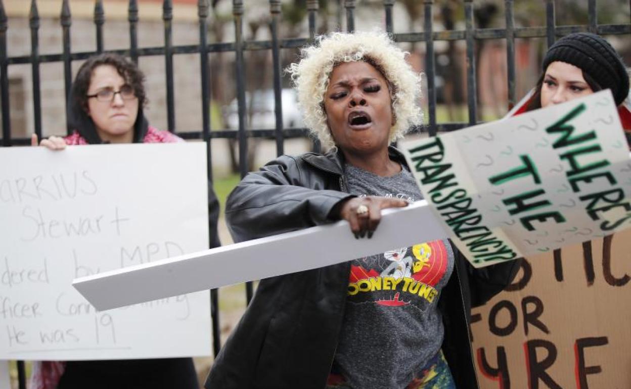 Manifestantes sostienen carteles frente a la estación Ridgeway del Departamento de Policía de Memphis.