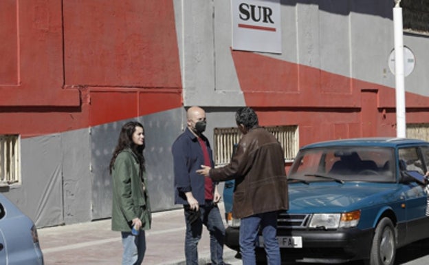 Smit y Coronado, en pleno rodaje con el cartel de SUR de fondo