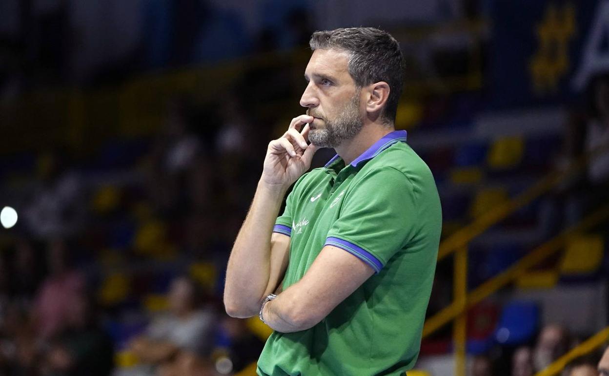 Ibon Navarro observa un partido desde el banquillo.