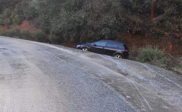 Salida de la vía en la Serranía de Ronda a causa de las placas de hielo en la calzada. 