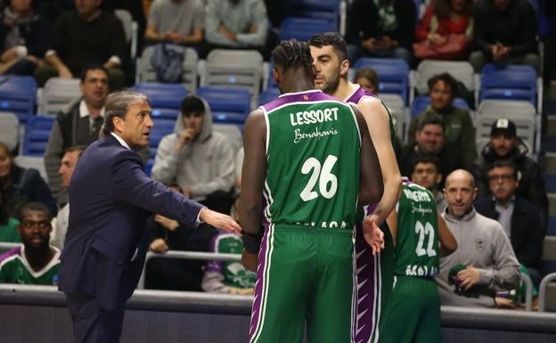 Casimiro da instrucciones a Lessort y Shermadini en el partido contra el Limoges de la Eurocup jugado en Málaga. 