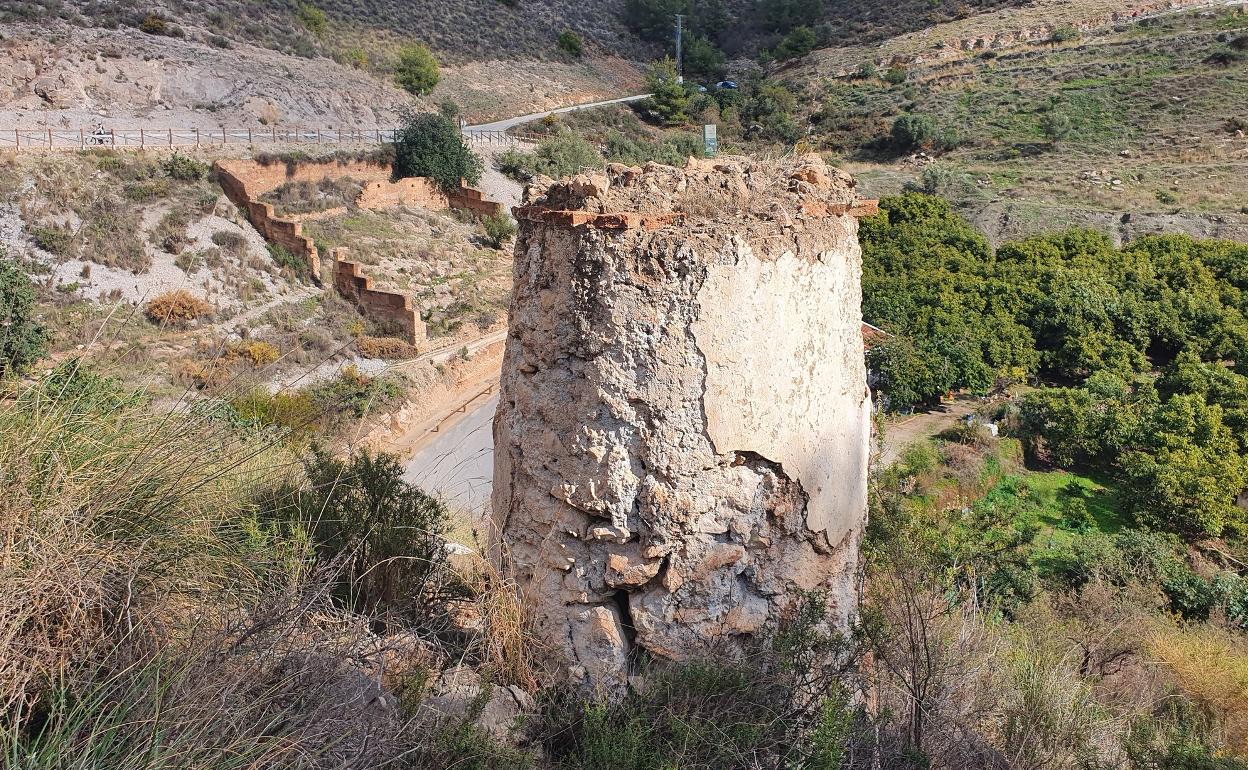 Imagen de uno de los elementos arquitectónicos que se conservan del antiguo vía crucis del siglo XVIII en Frigiliana. 