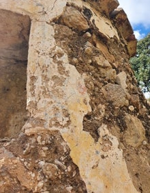 Imagen secundaria 2 - Tres imágenes de los elementos que se conservan del antiguo vía crucis de Frigiliana. 