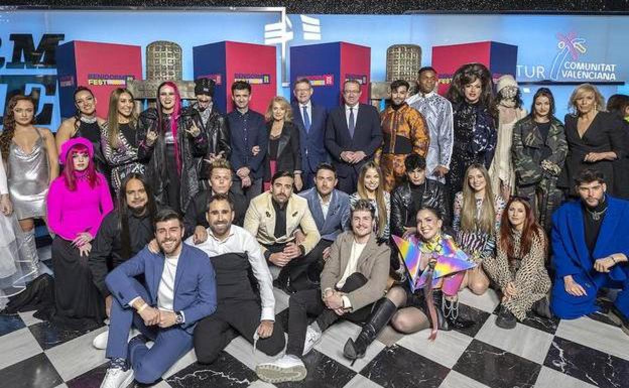 Los participantes en el 'Benidorm Fest' posan junto a los presentadores de las galas