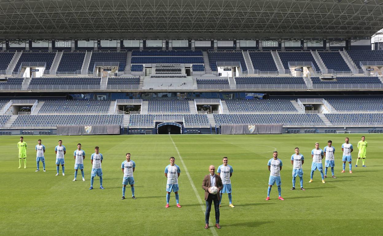 Manolo Gaspar posa en La Rosaleda con los catorce fichajes del verano cara a la temporada 2020-21. 