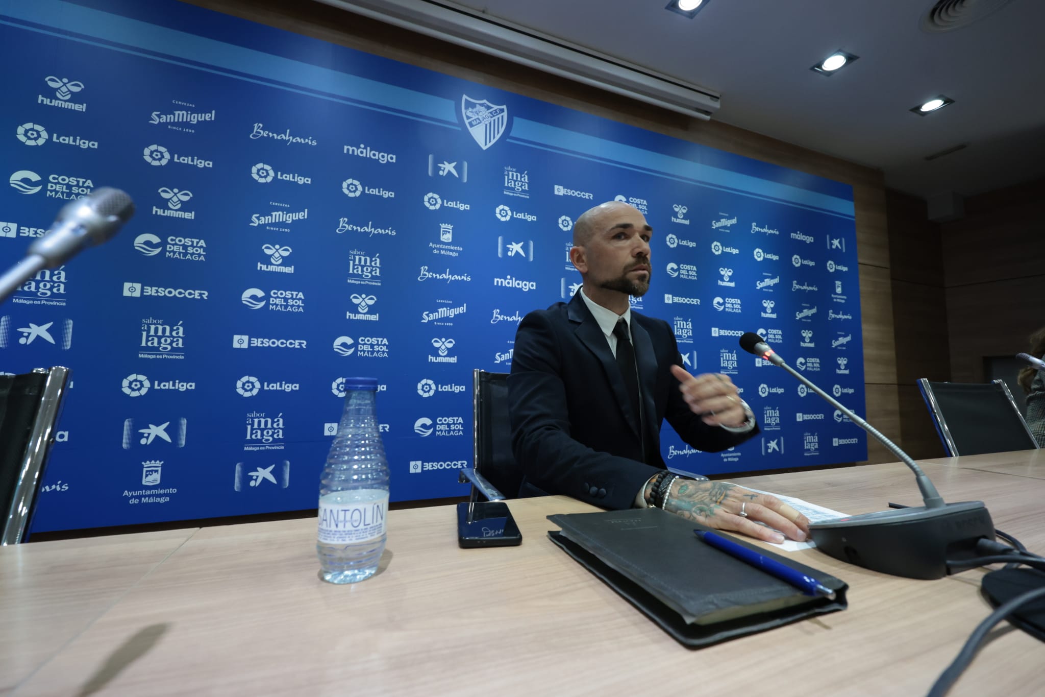 Manolo Gaspar dimitió como director deportivo del Málaga en una intensa comparecencia en la sala de prensa de La Rosaleda donde estuvo acompañado por la plantila al completo y empleados del club.