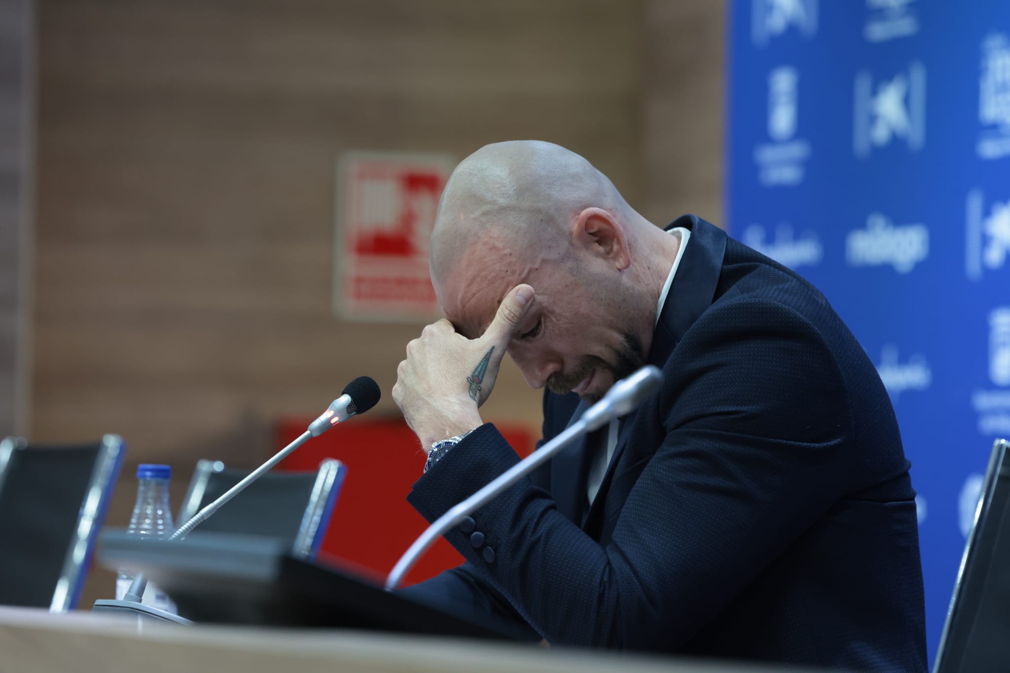 Manolo Gaspar dimitió como director deportivo del Málaga en una intensa comparecencia en la sala de prensa de La Rosaleda donde estuvo acompañado por la plantila al completo y empleados del club.