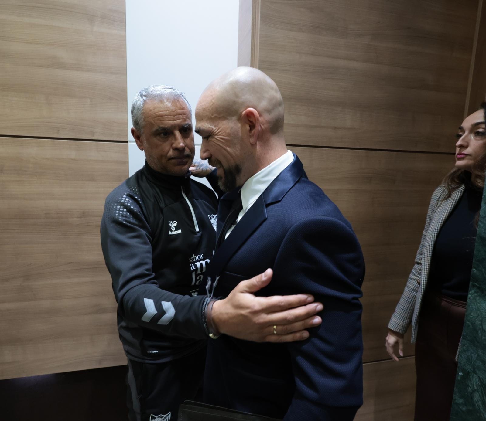 Manolo Gaspar dimitió como director deportivo del Málaga en una intensa comparecencia en la sala de prensa de La Rosaleda donde estuvo acompañado por la plantila al completo y empleados del club.