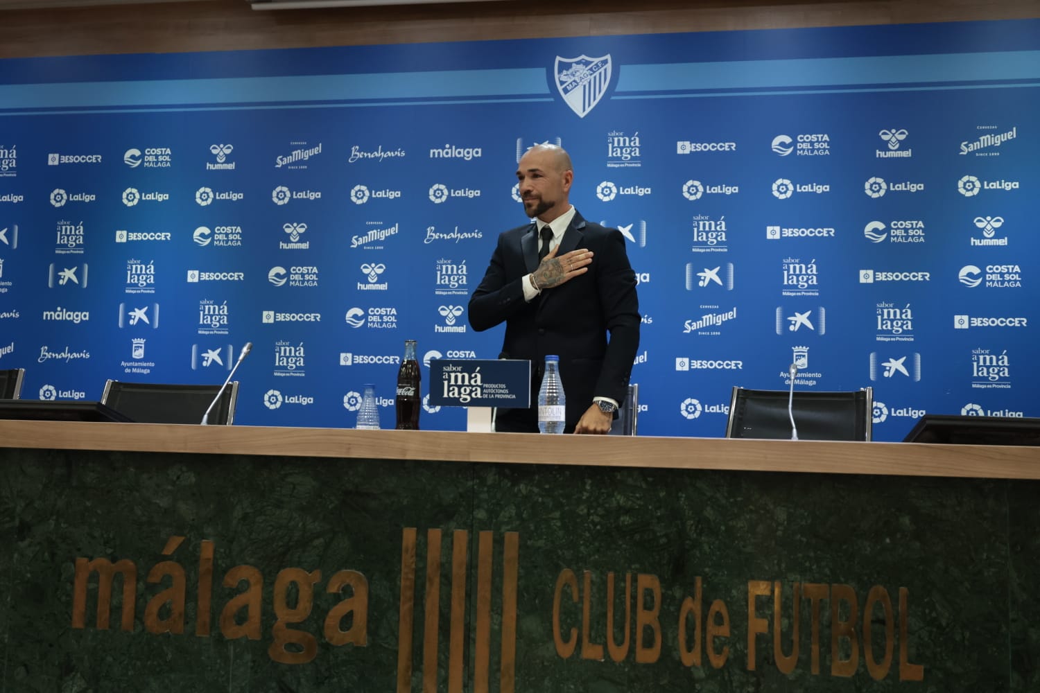 Manolo Gaspar dimitió como director deportivo del Málaga en una intensa comparecencia en la sala de prensa de La Rosaleda donde estuvo acompañado por la plantila al completo y empleados del club.