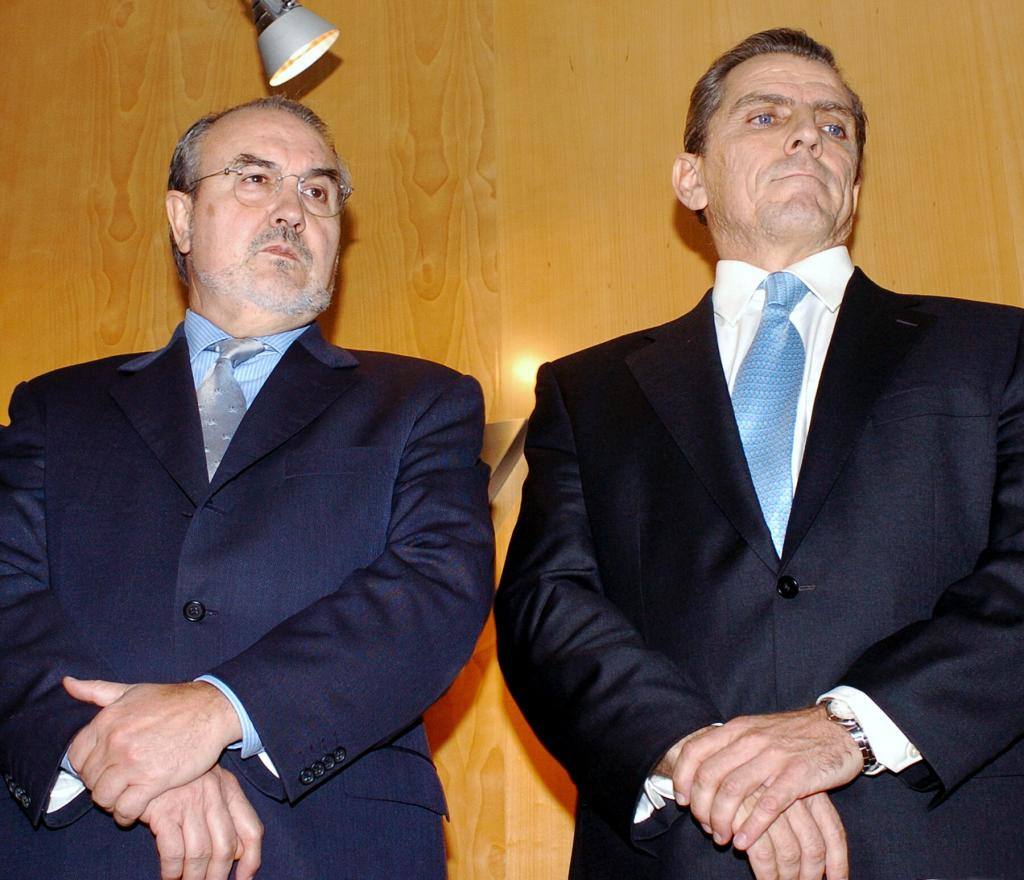 Pedro Solbes, exministro de Economía y Hacienda, y Manuel Conthe, expresidente de la CNMV, en una imagen de 2004. 