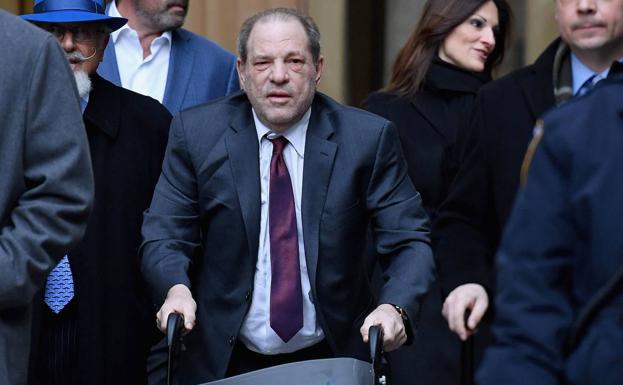 El productor Harvey Weinstein cumple 23 años de cárcel por agresión sexual y violación.