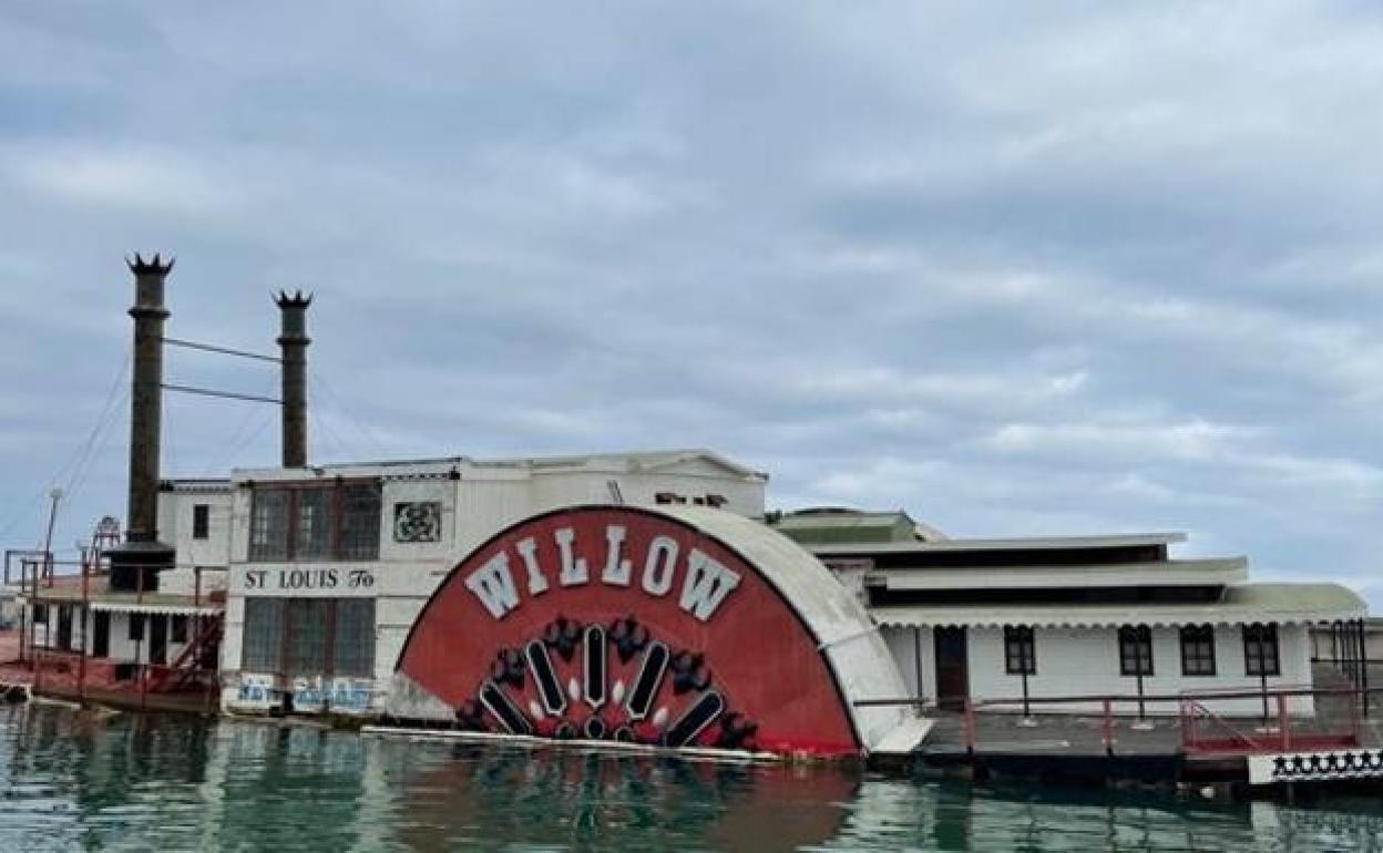 El Willow, el barco del Mississippi que permanece semihundido en el recinto portuario.