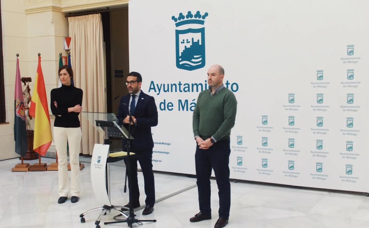 Florido, junto a Arjona y Gómez, presentando el balance del año. 