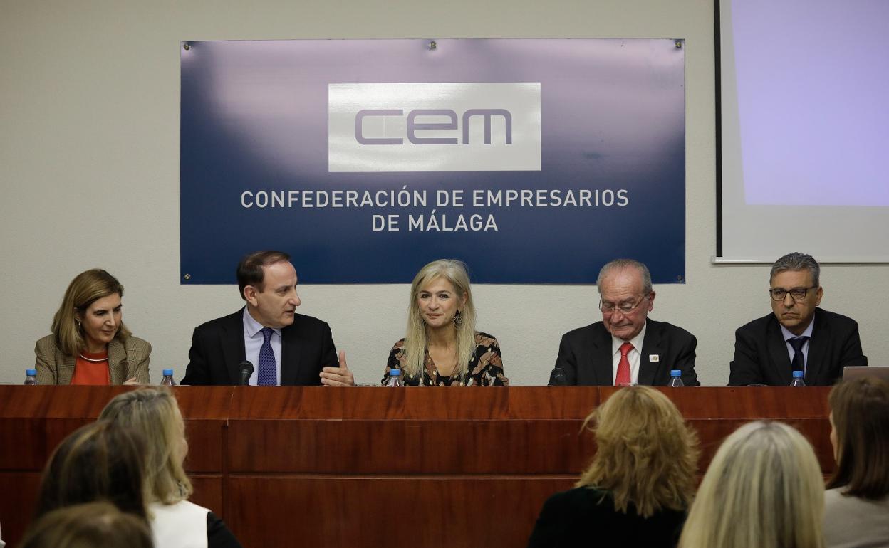 Rocío Blanco, González de Lara, Patricia del Pozo, el alcalde de Málaga y el presidente de la Cámara de Comercio, Sergio Cuberos, en la sede de la CEM. 