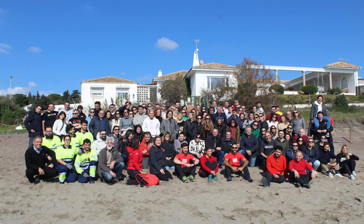 Los trabajadores de B.Braun en la playa de el Chaparral.